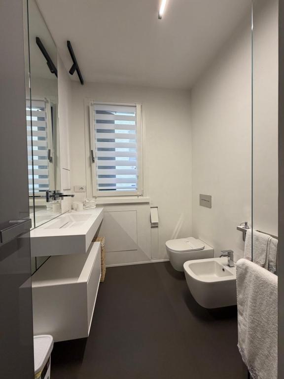 Bagno con doppio lavabo di design