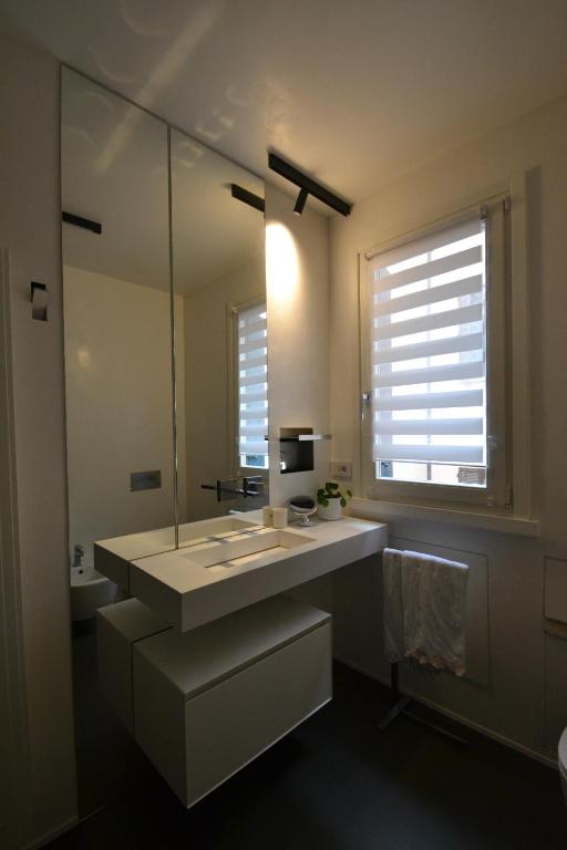 Secondo bagno con specchio e mobile lavabo