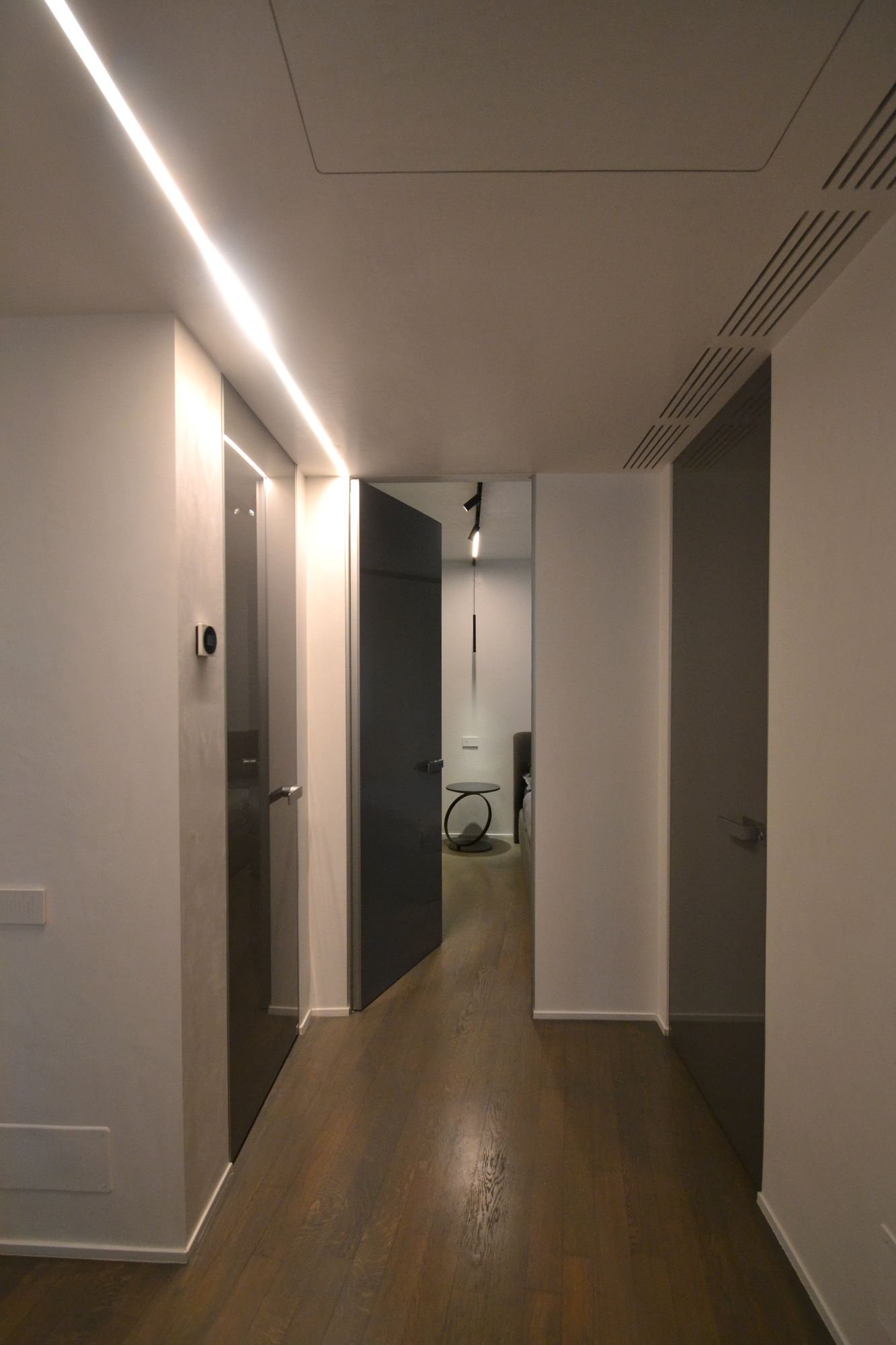 Corridoio con binario luminoso e parquet