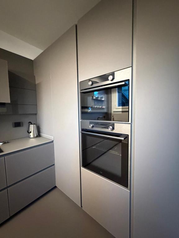 Cucina con forno e cassetti a scomparsa