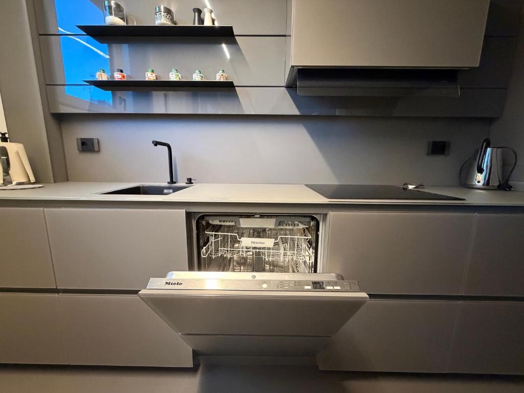 Cucina attrezzata con lavastoviglie
