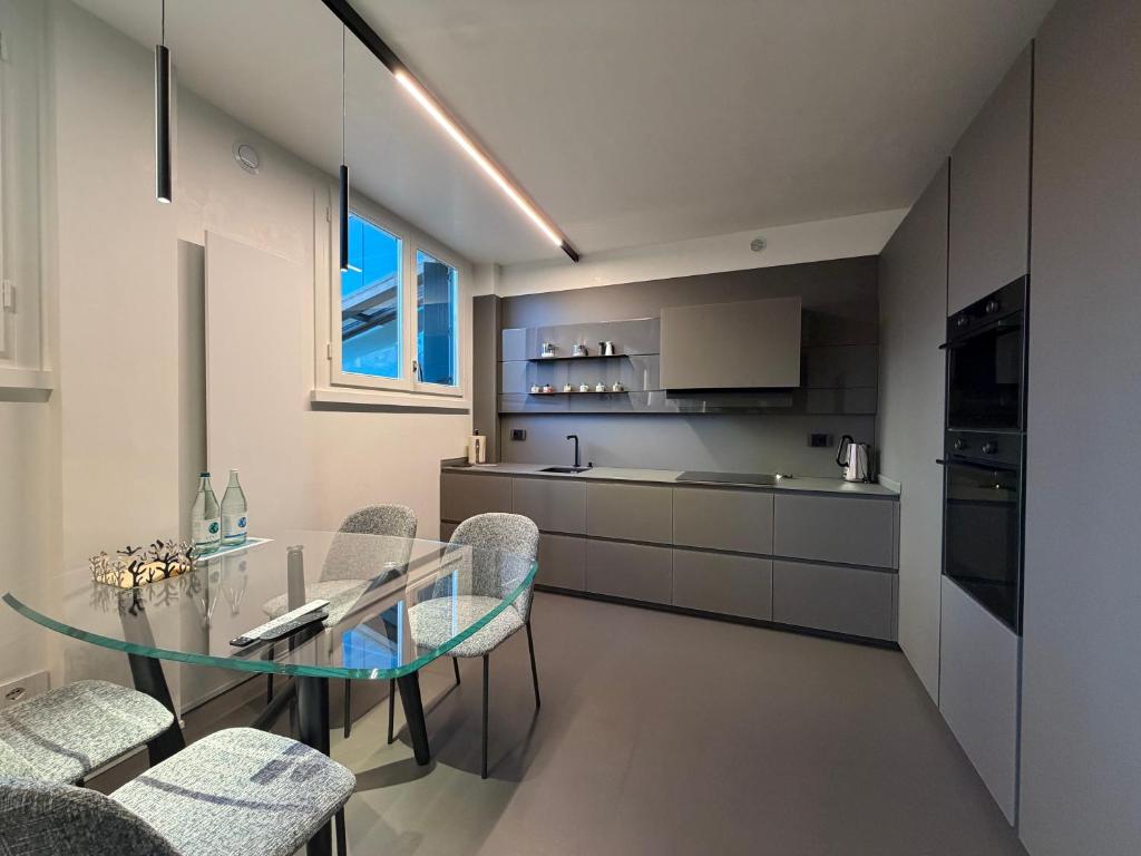 Cucina con angolo pranzo