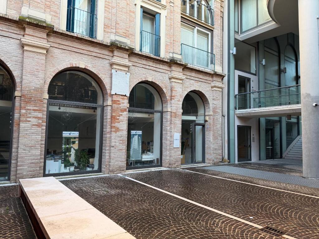 Facciata storica del palazzo in centro a Pesaro