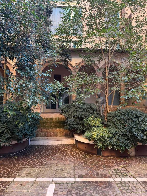Cortile interno con giardino dello stabile storico