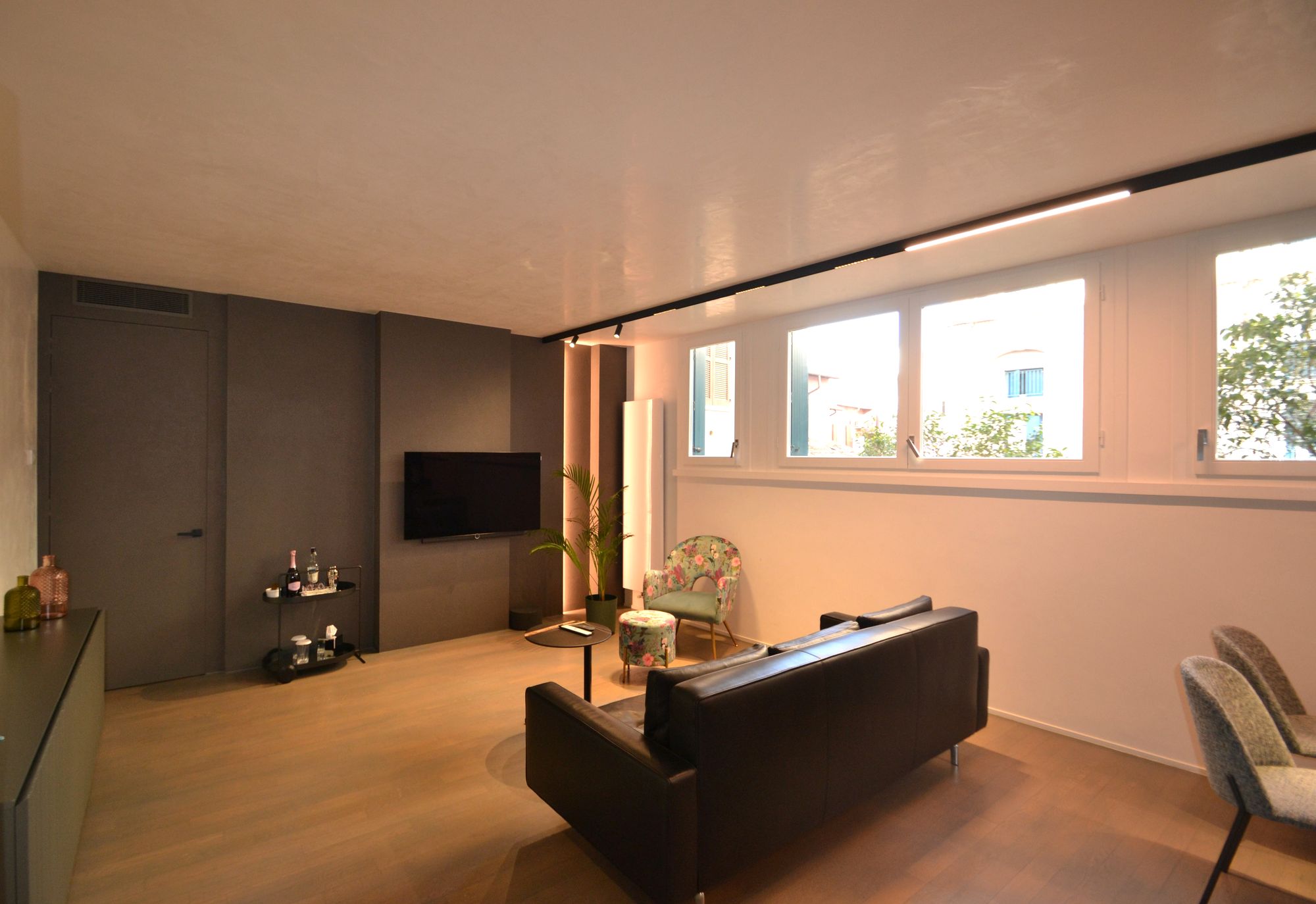 Soggiorno con poltrone e parquet