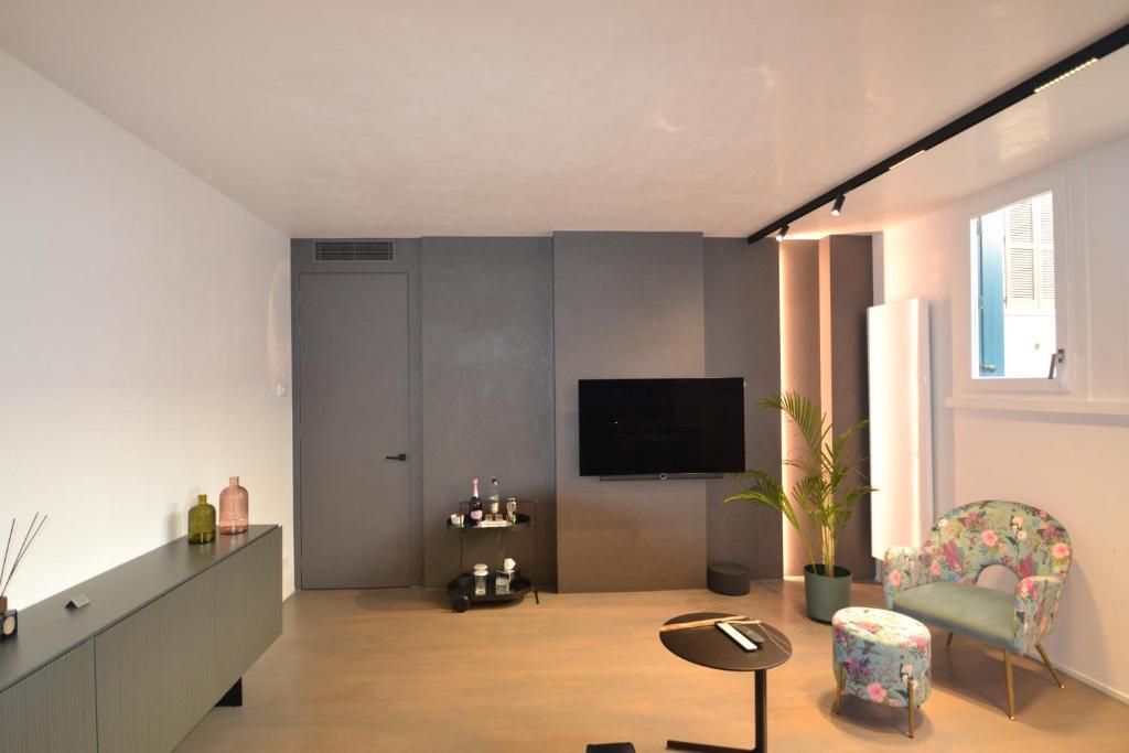 Soggiorno con parete TV e piante