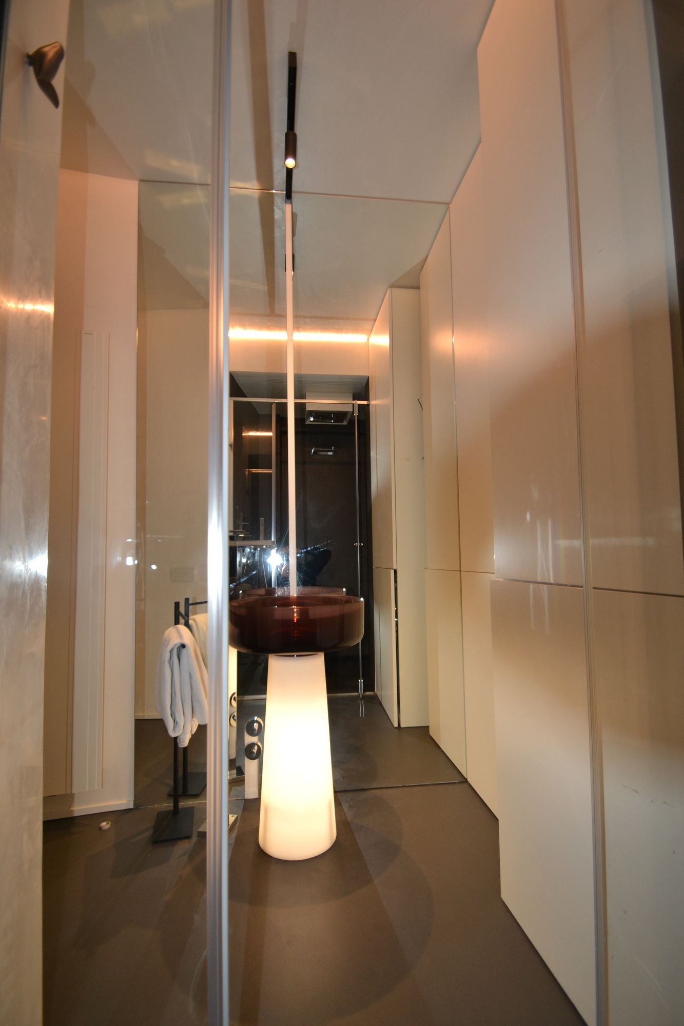 Zona wellness con lavabo di design